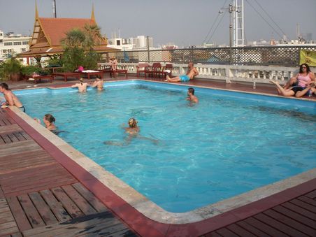 Jaja, meine letzte Unterkunft hatte am Dach einen Pool. Hoffentlich gibts da mal keinen Dachschaden ...