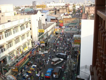 Die Khaosan road von oben! Geschäftig geht es da zu! Aber auch nach dem 35. mal braucht meinereiner keinen neuen Anzug