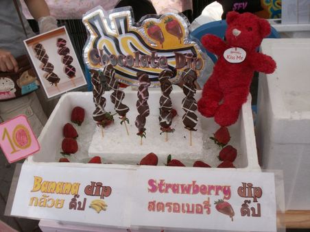 Hab ich zum letzten mal vor wahrscheinlich 20 Jahren beim Heurigen gegessen: herrliche Erdbeer & Bananenspieße in Schokolade getunkt! Lecker schmecker! Die Standverkäuferin darf nun in ihren wohlverdienten Urlaub