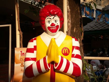 Das Wat Mc D.
Hier wird auch ein buddhaähnliche Statue verehrt.
Andächtig leistete ich meinen Beitrag mittels einem Hamburger ...