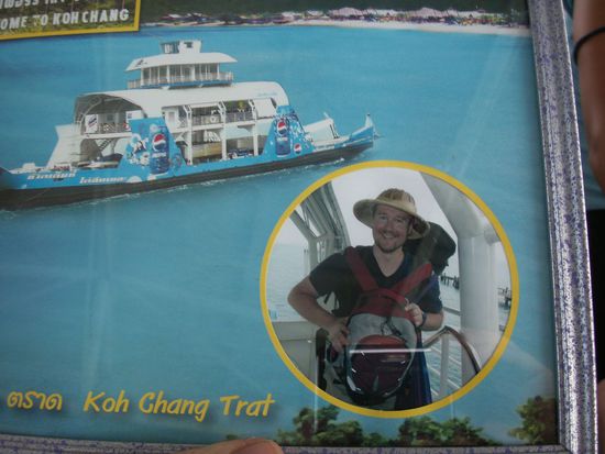 erstaunt war ich, als ich auf der Fähre fotografiert wurde und mir das Meisterwerk zum Verkauf angeboten wurde, noch erstaunter allerdings war der Verkäufer, als ich sein Werk einfach mittels Fotoapparat kopierte ... ja Leute, wir sind doch in Asien ... hier wird alles kopiert!