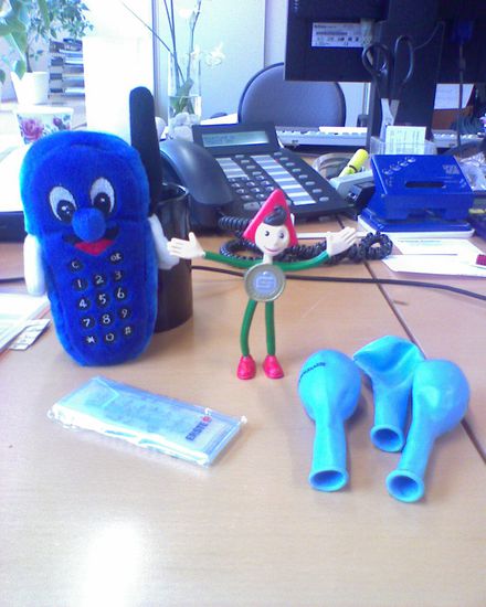 den lieben KollegInnen der Erste Bank!
-> da passt sich sogar meine Lochmaschine dem blauen Corporate Design an!