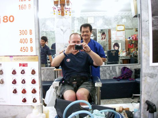 die "unendlich langen" Haare mussten in Bangkok bleiben! Der Frisseurfachmeister machts moeglich 