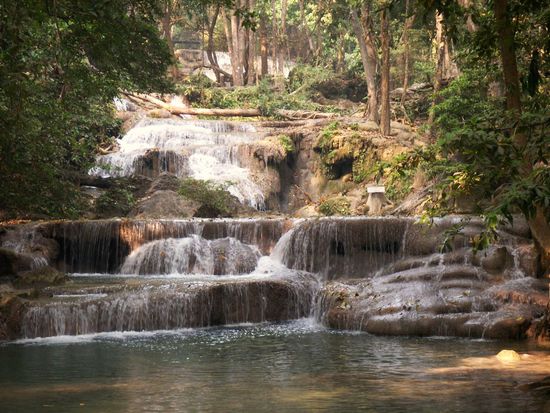 Die Erawan Wasserfaelle bestehen aus 7 Terassen, wobei die letzten 2 schon Kletterkuenste abverlangen.
Aber eine Pracht ...