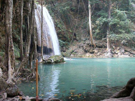 der kleine Punkt rechts neben dem Felsen beim Wasserfall ist mein Haupt! Uebrigens schwimmen hier lustige Fischchen herum, die mit Vorliebe ein wenig an meiner Haut nagen ... bei uns zahlt man sicher fuer diese Therapie! 