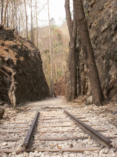 Der Hellfire Pass (Geschichte bitte googeln) Kurzgesagt, hier "durften" die Kriegsgefangenen der Japaner zwecks Nachschub eine Eisenbahntrasse quer durch unwegsames Gebiet bauen.