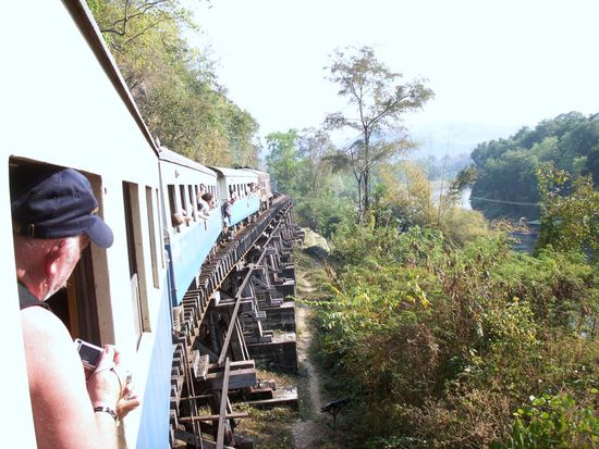 und fuer eine halbe Stunde geht es dann noch ueber die alte Holzbruecke mit der Bahn