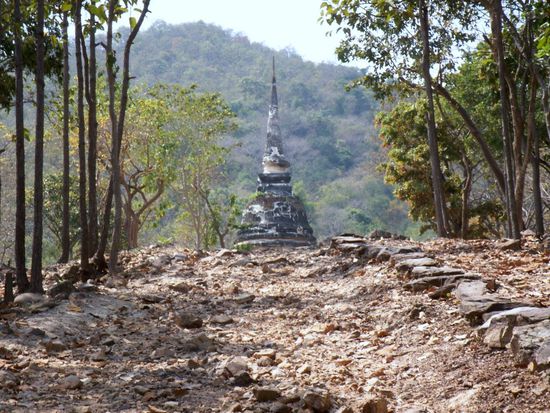 Uebrigens, die fuer mich schoensten Tempel gibt es natuerlich nicht auf dem Touri-Trampelpfad. Da muss man schon ein bischen die off road Kuenste des "crocodiles" herausfordern.