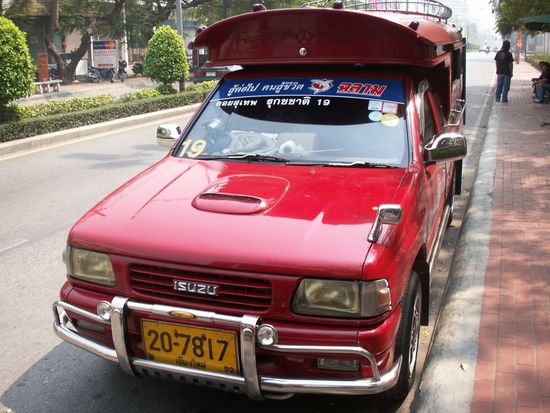 Mit diesem Gefährt, dem sogenannten sawngthaew, ging es zum ca. 18km entfernten Berg. Man könnte es auch "Pritschenwagen" nennen ...