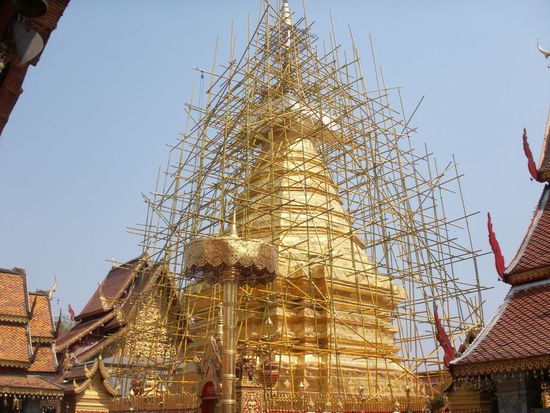 na bitte, Baustellen gibts auch in Thailand. Allerdings möchte ich dieses Gerüst nicht unbedingt besteigen ...