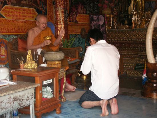 der ehrwürdige Abt segnet alles, was es zu segnen gibt.