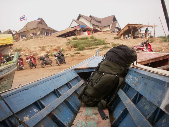 das Grenzboot mit dem bis zu seiner Grenze gefuellten Rucksack