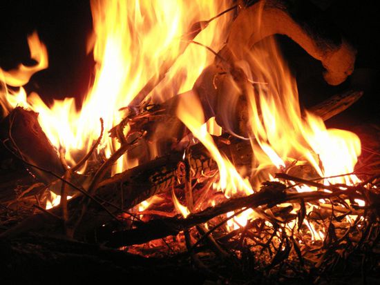 und in der Nacht wurde am Fluss ein Feuer gemacht und das Leben genossen 