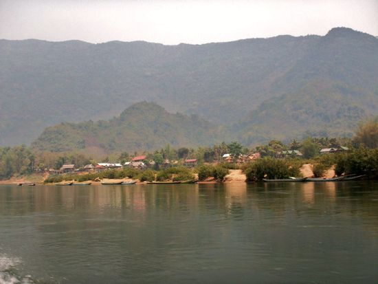 am Fuße der Berge liegt der Ort Muang Ngoi.