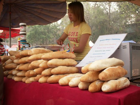 was haben die Franzosen in Laos hinterlassen? das leckere Baguette! Gefüllt mit diversen Salaten, Saucen, Thunfisch und Händel ein Hochgenuss!