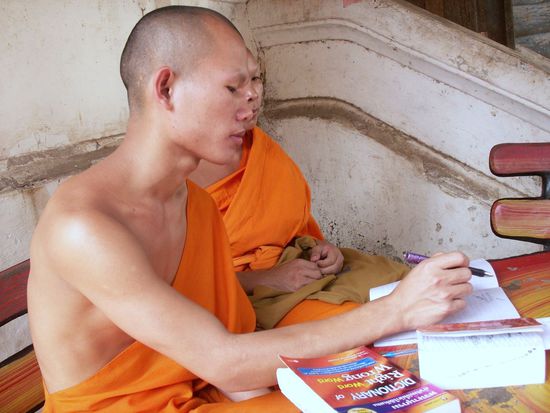 habe eine Stunde lang mit den Mönchen Englisch geplauscht. Diese sind sehr daran interessiert, das ihrige aufzubessern. danach durfte ich ein wenig in die laotische Sprache schnüffeln 