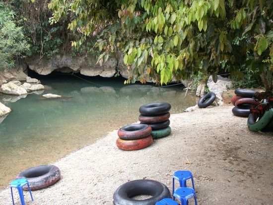 die "Water cave" Hier wird die Höhle mit Tube und Kopflampe besucht. Ein einzigartiges Erlebnis!!!