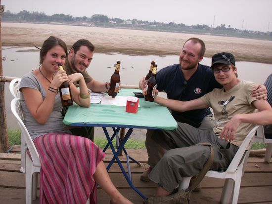 unsere Finnische,Amerikanische,Spanische und Oesterreichische Tafelrunde. Nachdem keiner zurueck winkt, wird einfach Bier Lao getrunken ... Lecker ...