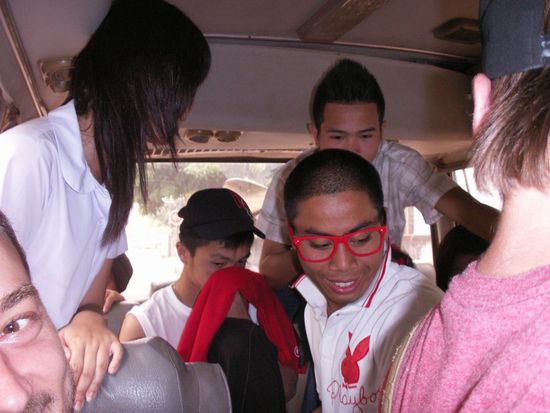 Wir wurden vom Schulbus abgeholt und durften mit den Akteuren mitfahren.