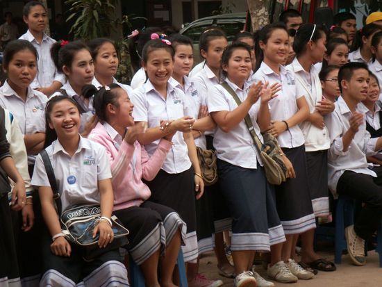und ploetzlich versammelten sich am Schulplatz so ca. 1200 Schueler und der Showact ging los. Wir 4 durften am Ehrentisch mit dem Direktor und dem Lehrstab platz nehmen