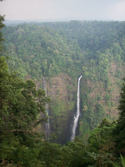 der zweiter Wasserfall (oder besser die beiden zweiten) fallen ueber 120 Meter in die Tiefe und sind doch recht beeindruckend!