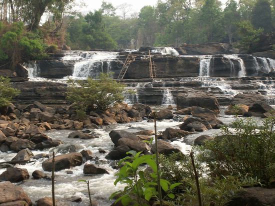 Mitten im Ort, ein kleiner Wasserfall zum Spielen ...