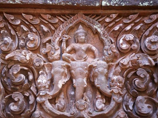 der klassische dreikoepfige Nikofant aus der Angkor Zeit ...