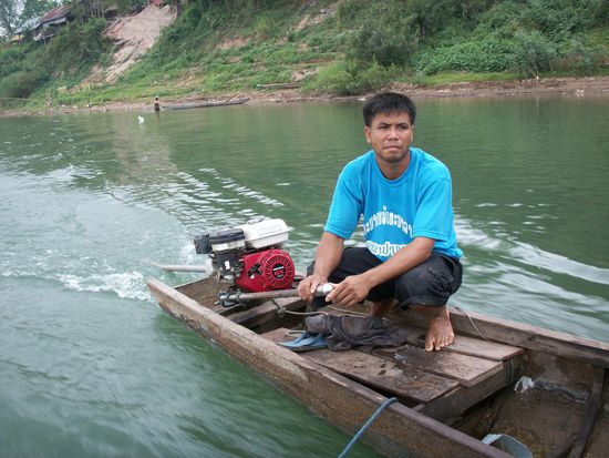 ... mit dem kleinen Boot geht es auf Don Det