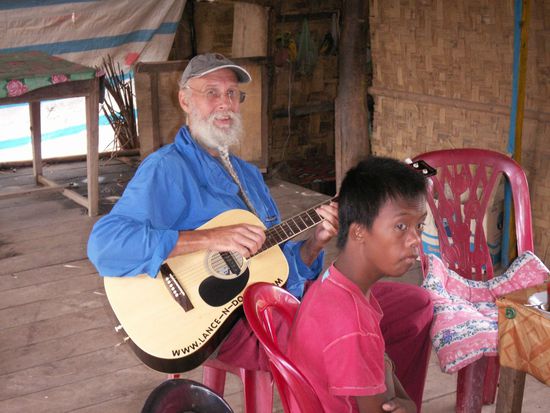 hier treffe ich auf einen Lagzeittouristen aus Amerika, der fuer 6 Monate an diesem Ort verweilt, und mich mit Gitarrenklaengen verwoehnt. Hier treffe ich auch auf das erste asiatische Kind mit Downsyndrom.