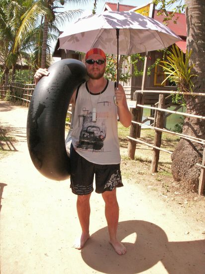 auch hier ist die Haupttrendsportart das Tubing, welches ich zuenftig im Piratenoutfit und rosa Schirm ausuebe. Schaut komisch aus, isses auch, aber durch den Schirm gab es keinen Sonnenbrand so wie bei den meisten!