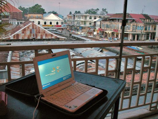 Mein Zimmer mit Balkom befindet sich ueber dem Markt. Gschmackige Duefte gab es da mitunter...