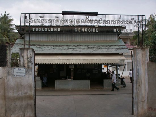 ehemals eine Schule inmitten von Phnom Penh, wurde hier in der Aera der Khmer Rouge gefoltert. Nun erinnert das Museum daran, wozu Menschen faehig sind ...