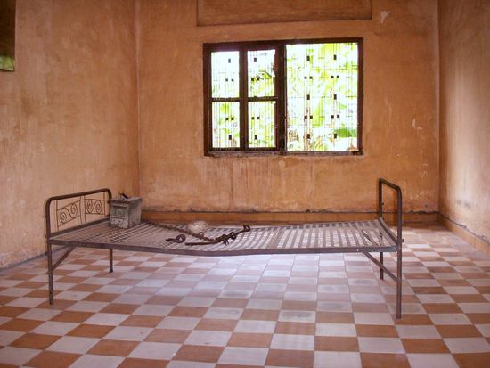 saemtliche Klassenzimmer wurden zu Folterkammern umfunktioniert.