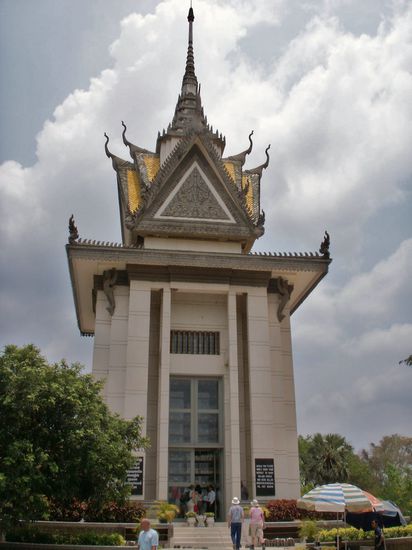 Dieser Tempel mit an die 8.000 menschlichen Schaedeln inmitten der Killing Fields soll daran erinnern, was hier passierte ...