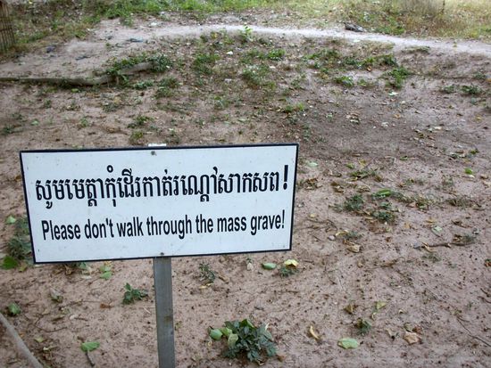 Massengraeber, wohin man schaut. Als die Munition knapp wurde, erschlug man die Menschen einfach ...