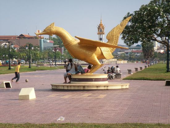 Und ja, ich hab ihn gefunden: Puff, the magic dragon ... Wer erinnert sich noch an den song von Peter,Paul & Mary? ... a dragon lives forever, but not so little boys ... Moege er ein Gluecksdrachen fuer dieses Land sein!