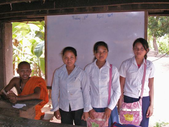 Hier habe ich auch die Ehre, die 3 Schuelerinnen des Moenchs fuer ca. 1 Stunde in English zu "unterrichen". Well done, students! Exams will be on 3rd of June ...