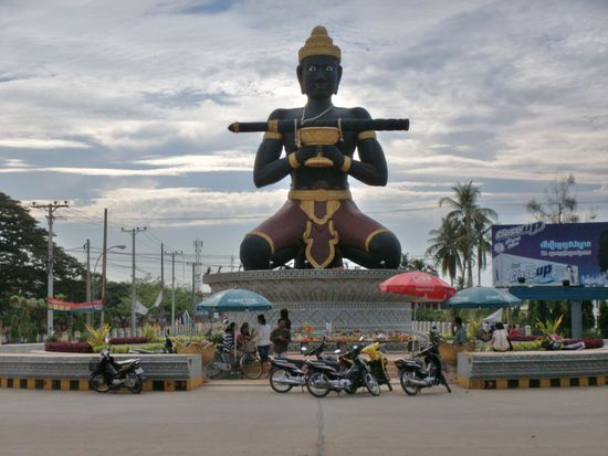 Im Osten der Stadt steht mitten auf dem Kreisverkehr eine Statue von Ta Dambong. Dieser hält einen Zauberstab - dan Bat Dambong, der der Stadt den Namen gab. Angeblich bezog ein legendärer Khmer König seine Kraft aus diesem Stab.
