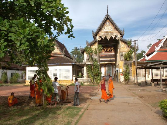 Moenche bei der Arbeit