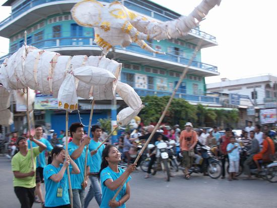 hatte das Glueck, einen Zirkusumzug am Nachmittag anzutreffen