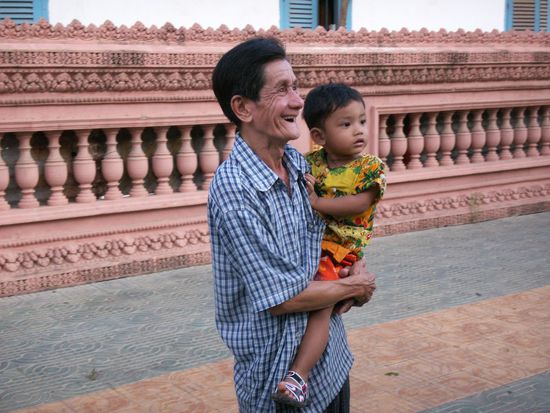 Jung und alt freuen sich ueber das Spektakel. Mirakel?