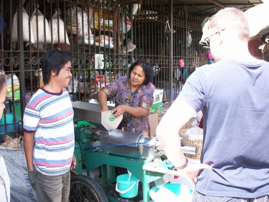 Zuerst geht es mit Kuechenmeister und meinen 3 Mitschuelern auf den Markt um die Zutaten zu erwerben.