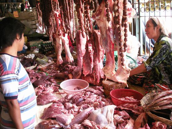 Rindfleisch wird auch benoetigt. Frau Fleischermeister hat alles im Griff.