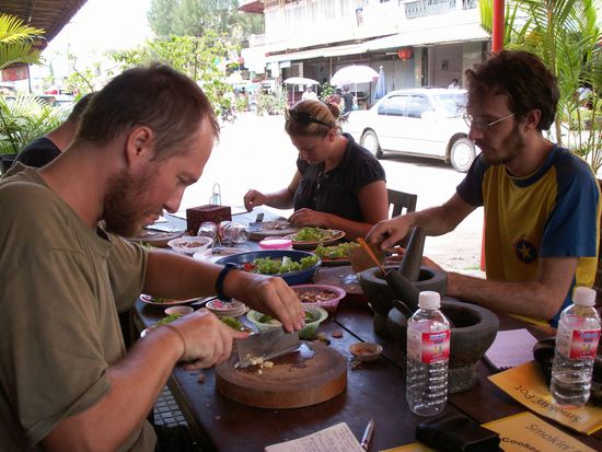 und schon geht es weiter. Schliesslich sind noch 2 weitere Gerichte zu kochen und danach zu verspeisen ...