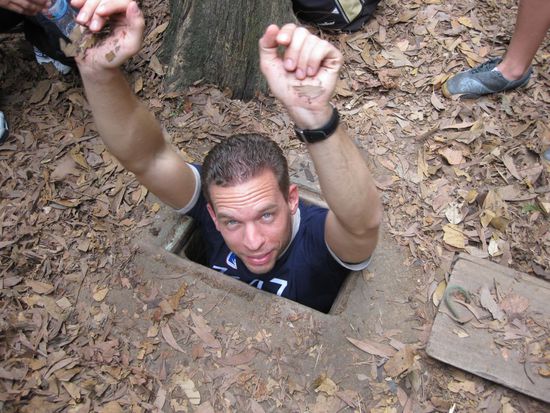 Ein Vietcong entschlüpft dem Tunnel ...