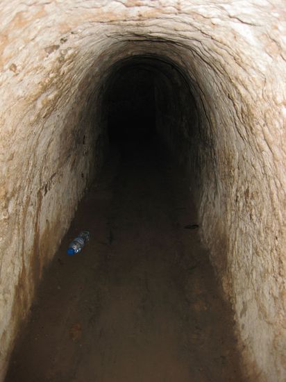 eng ist es da drunten, und kalt ... naja, irgendwann wird das jeder einmal fühlen ... oder eben nicht mehr fühlen ...