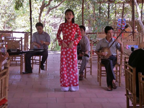 ... die nicht ganz so harmonischen Gesänge der lokalen Band zu vernehmen. Allerdings wird diesmal nicht der song "If you are happy and you know it" gespielt, was natürlich die Authentizität erheblich steigert.