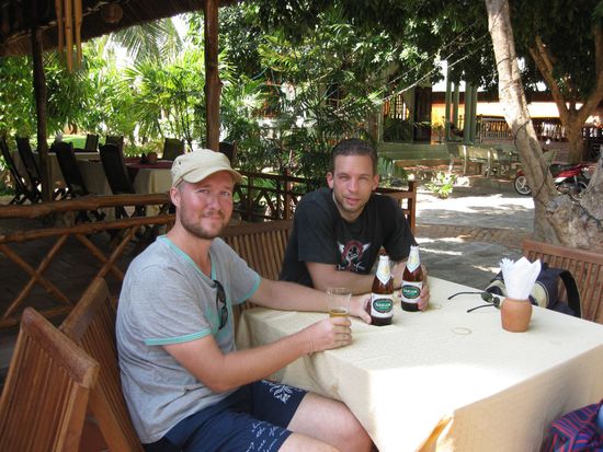 ... bei einem gepflegten Bier Saigon in einem Beisl auf unserer Stroßn