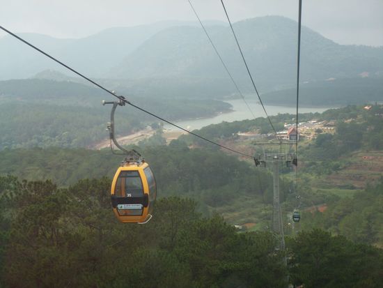 Mit echter österreichischer Liftbaukunst (Doppelmayer) geht es hinüber ins andere Tal