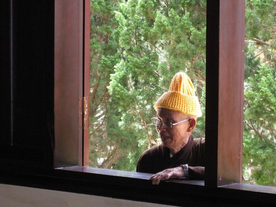 weil es dem Opamönch zu kalt ist, hat er eine MM (Mönchsmütze), passend zur Hose